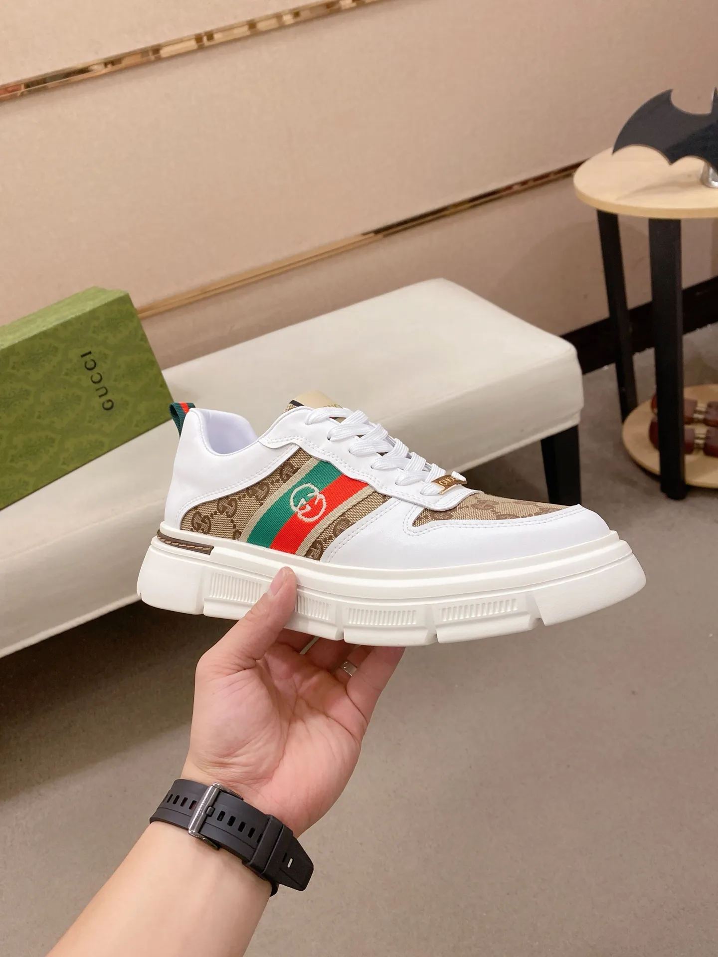 Factory price 400💰New GUCCI (Gucci) counters are on the market at the same time, new men's shoes, 😘fabrics are selected imported cowhide, lining: sheepskin lining. 👍🏿 High-end ☄️ air-cushion molded anti-slip rubber outsole, exquisite lines, simple and elegant, comfortable and high-end for leisure travel. Code number: 38 to 44 (45 can be customized and cannot be returned or exchanged)